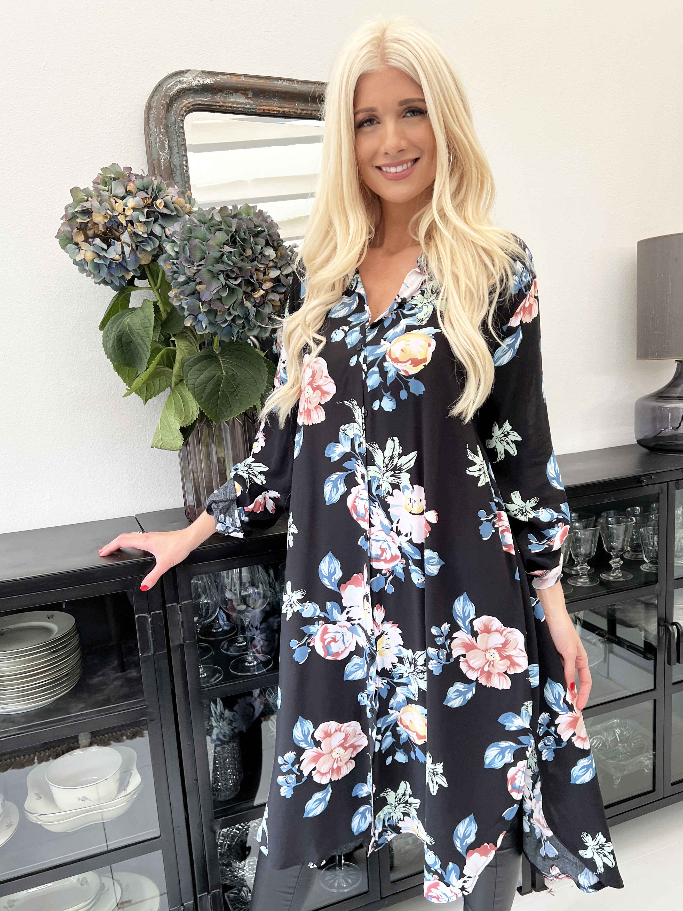 Maida - Sort skjortekjole med blomsterprint